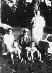 Su tėvais, 1937
