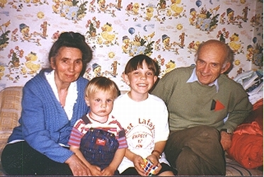 Su žmona ir vaikaičiais, 1998