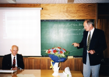 J.Mockų sveikina Š.Raudys, 2001